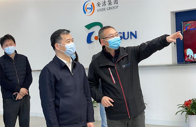 Zhang Wei, deputy secretary of the Xiangcheng District Party committee and head of the District of Suzhou, and his party visited gefan hardware for investigation